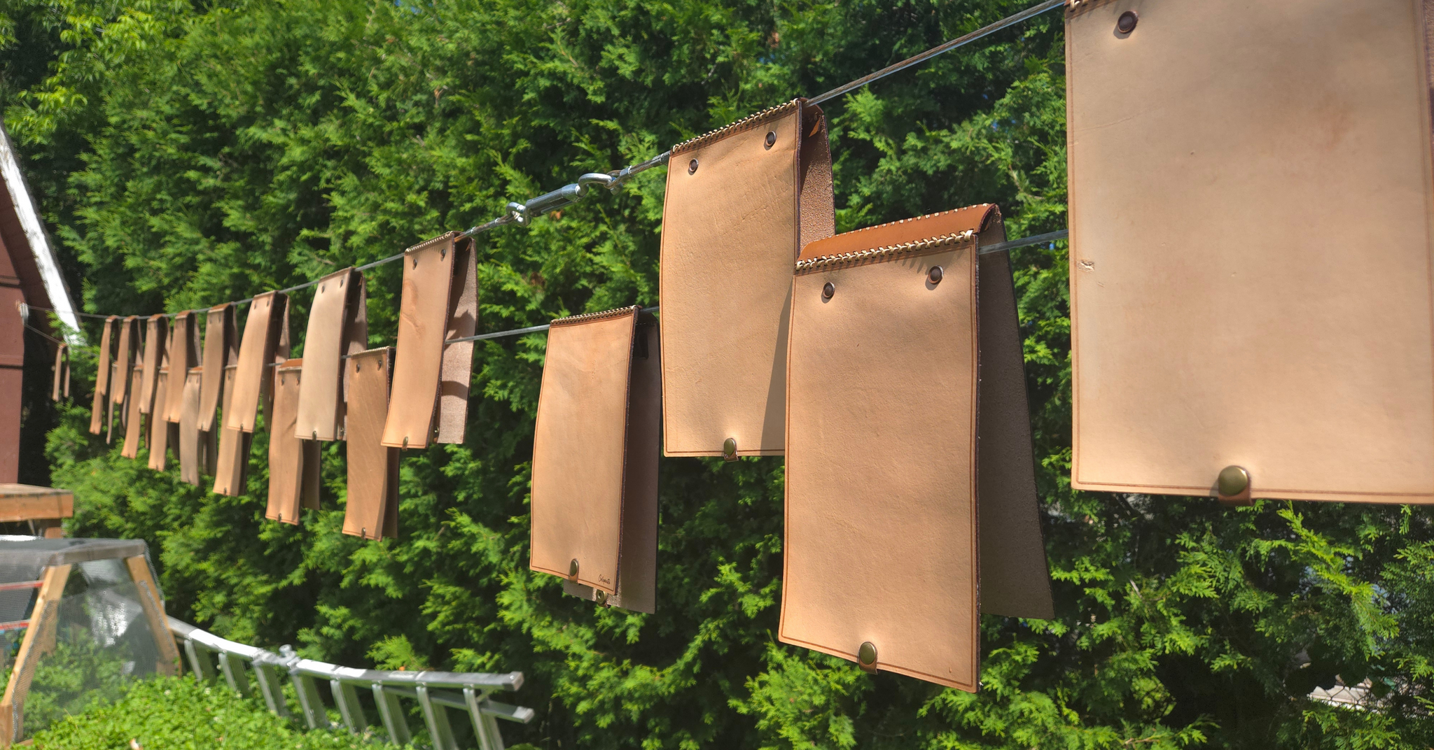 carnets de cuir sur une corde à linge