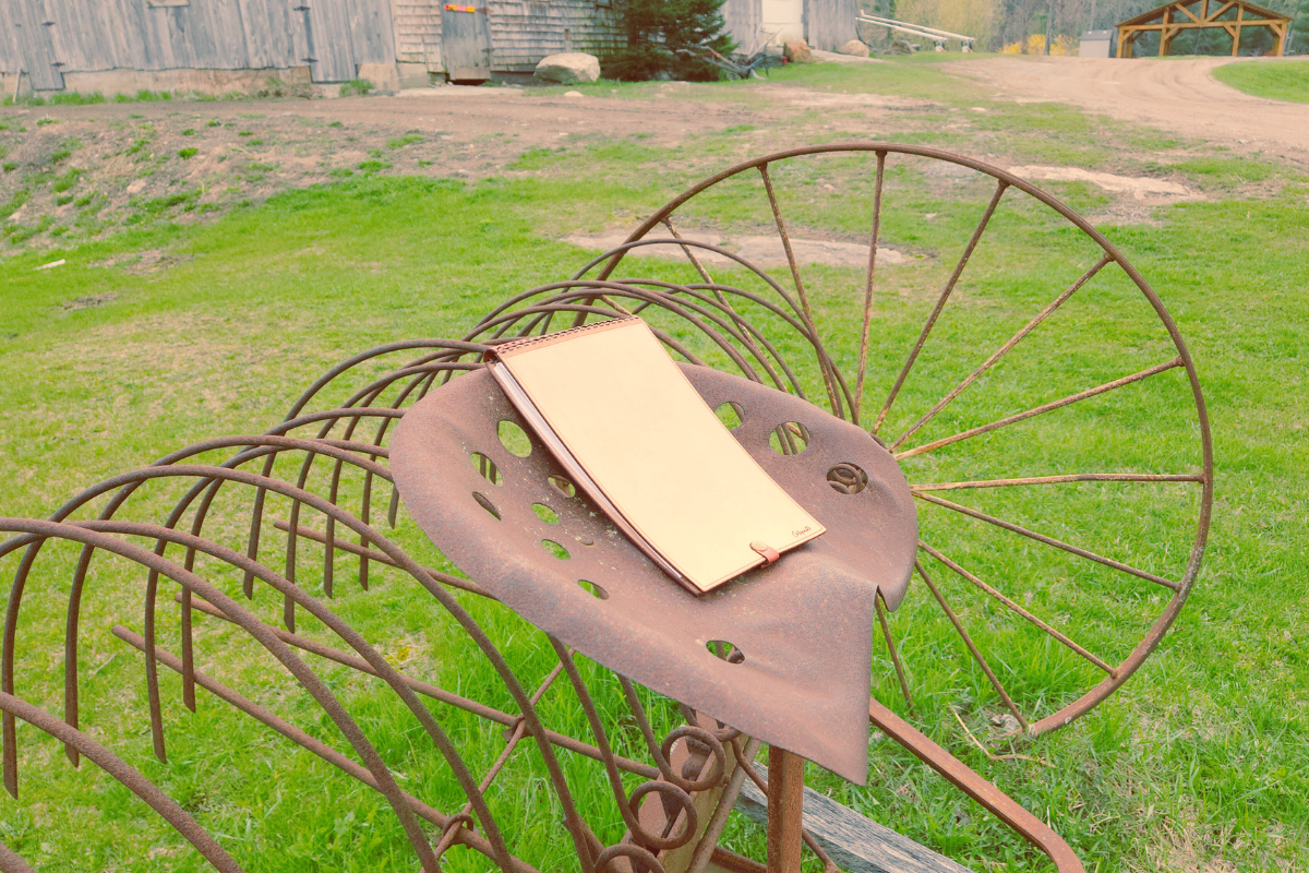 Carnet de note Calepiniste sur une machine agricole